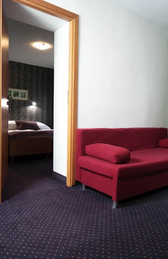 Hotel George Nadarzyn Extérieur photo