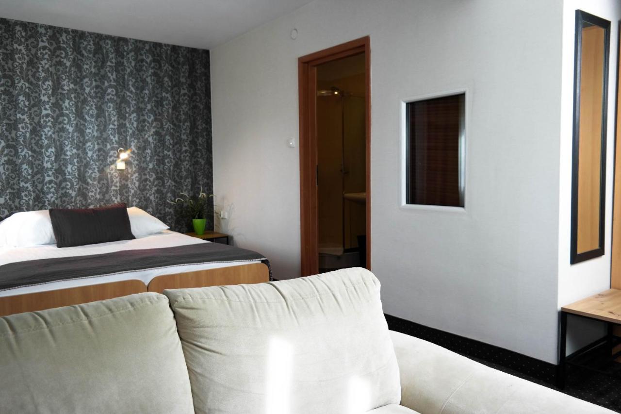 Hotel George Nadarzyn Extérieur photo